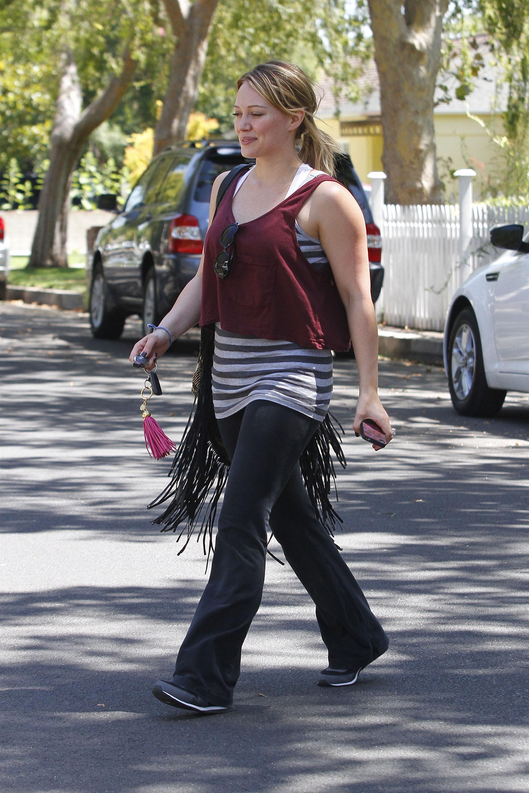 Hilary Duff pregnant star arriving for a yoga class | Picture 67681